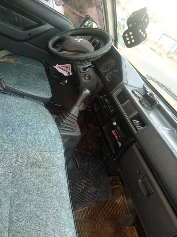 Thumbnail 2 of 2000 Mitsubishi L300